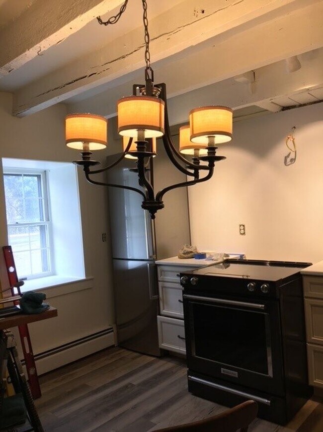 Building Photo - Great in town location