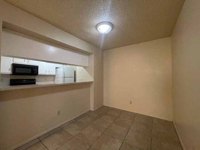 Building Photo - AVAILABLE NOW - 2 BEDROOM 2 BATH APARTMENT...