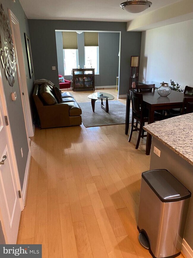 Foto del edificio - 8220 Crestwood Heights Dr