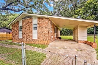 Building Photo - 904 Chesterfield Dr