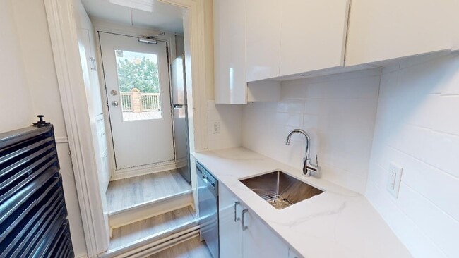 Interior Photo - 46 MacLaren
