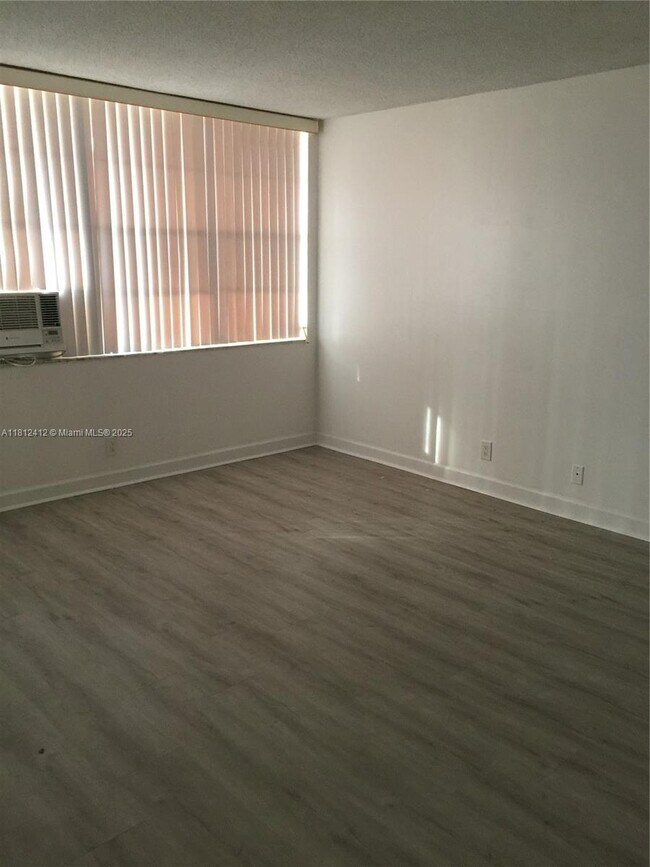 Foto del edificio - 2025 NE 164th St