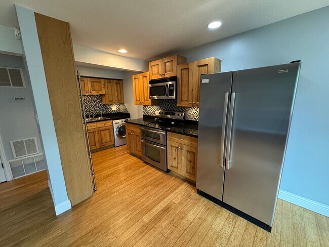 Building Photo - Prime Location! 2B/1B Condo Near Downtown ...