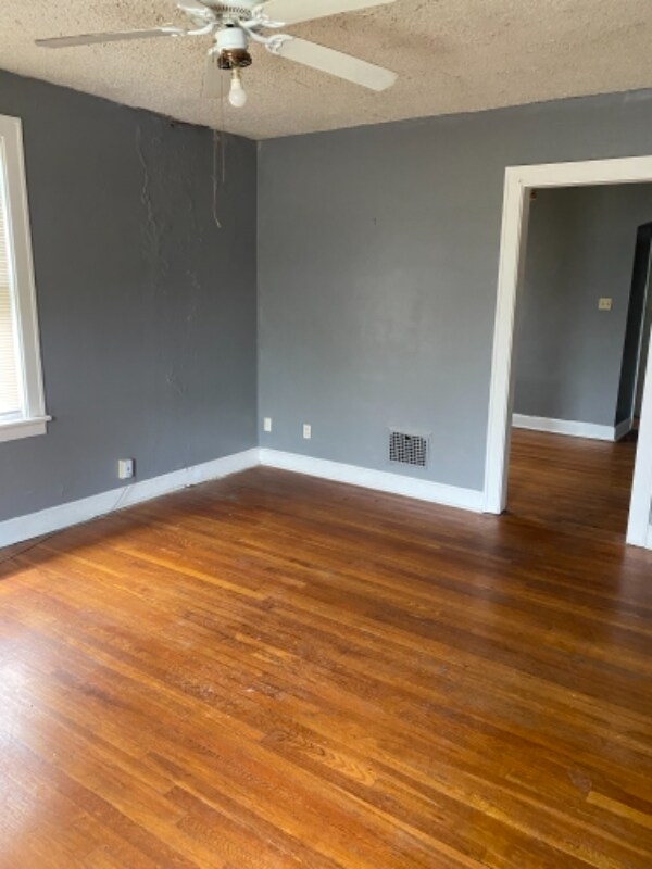 Primary Photo - 1115 Rossmore Ave