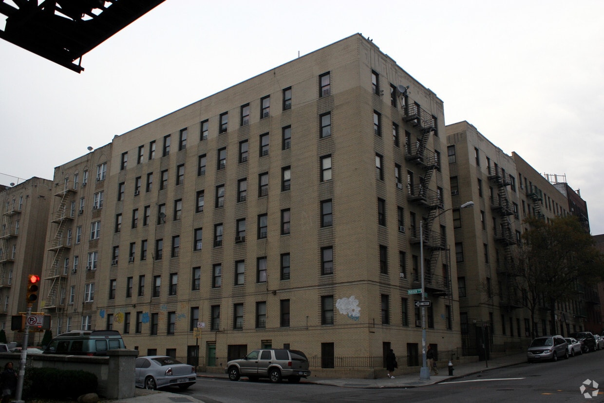 Building Photo - 5 E 196th St