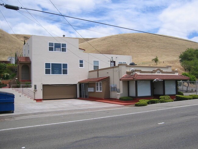 Building Photo - 3 Bedroom, 1 Bath with 2 car Garage