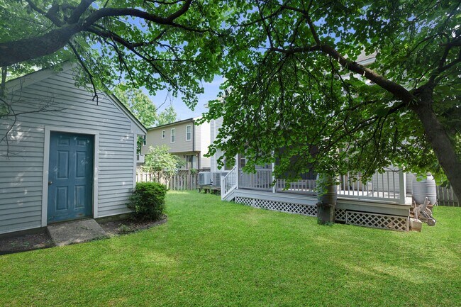 Building Photo - Colonial Place