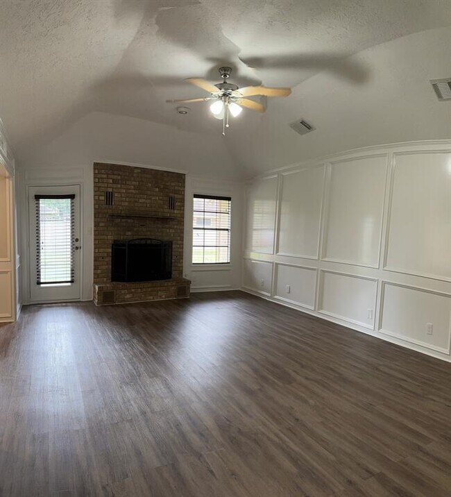 Building Photo - 109 Mistletoe St