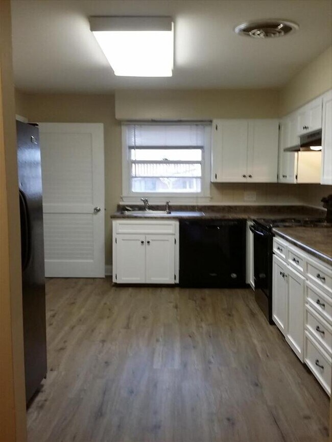 Building Photo - 2 Bedroom Raised Ranch Duplex