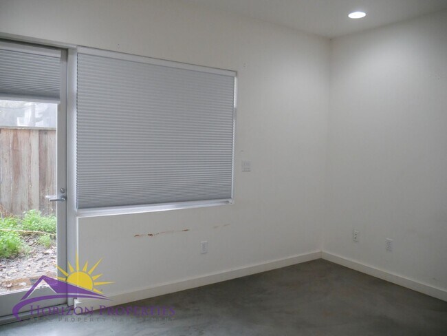 Foto del edificio - Modern Bright Three-story 3 Bed 2 Bath 1,400 Sqft Mansion Flats Designer Condo