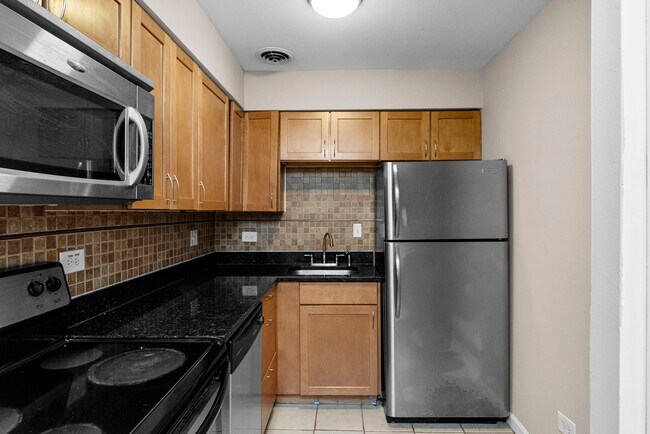 Foto del edificio - 3825 N Pine Grove Ave