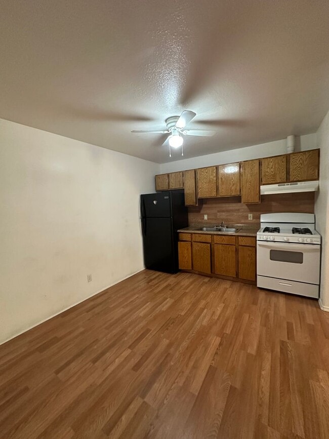 Building Photo - 1406 Saiz Ln