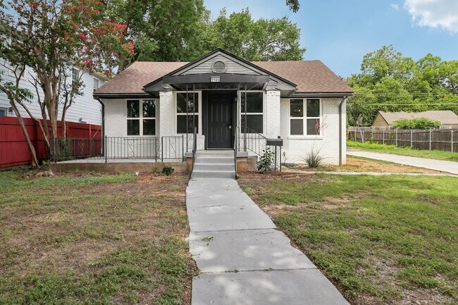 Building Photo - 1105 N Sylvania Ave