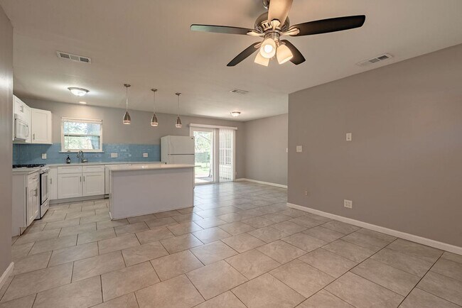 Building Photo - Beautiful 3 bedroom, 2 bathroom home in North Lamar!!!