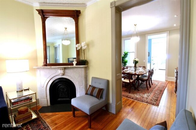 Building Photo - 724 3rd St NE