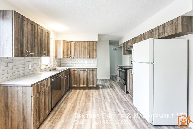 Photo du bâtiment - Spacious, Updated Pet Friendly Half Duplex with Fenced Yard!