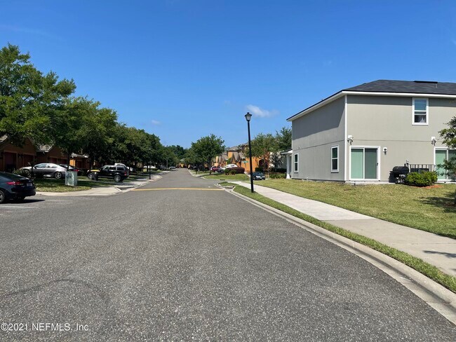 Building Photo - 6820 Misty View Dr