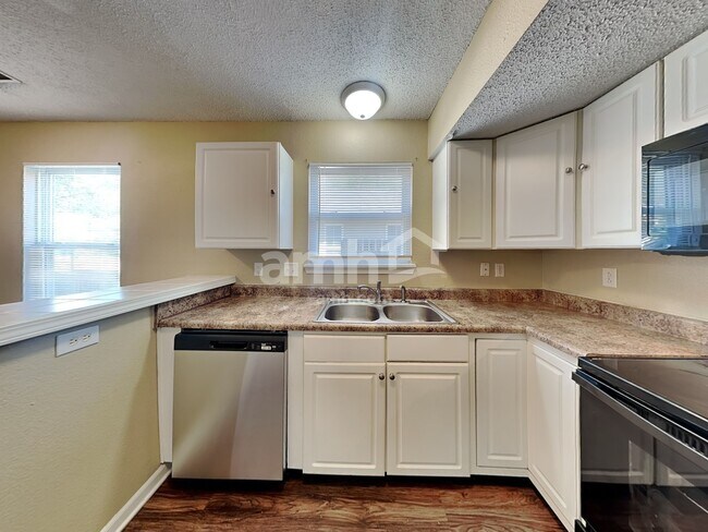 Foto del edificio - 6031 Draycott Dr