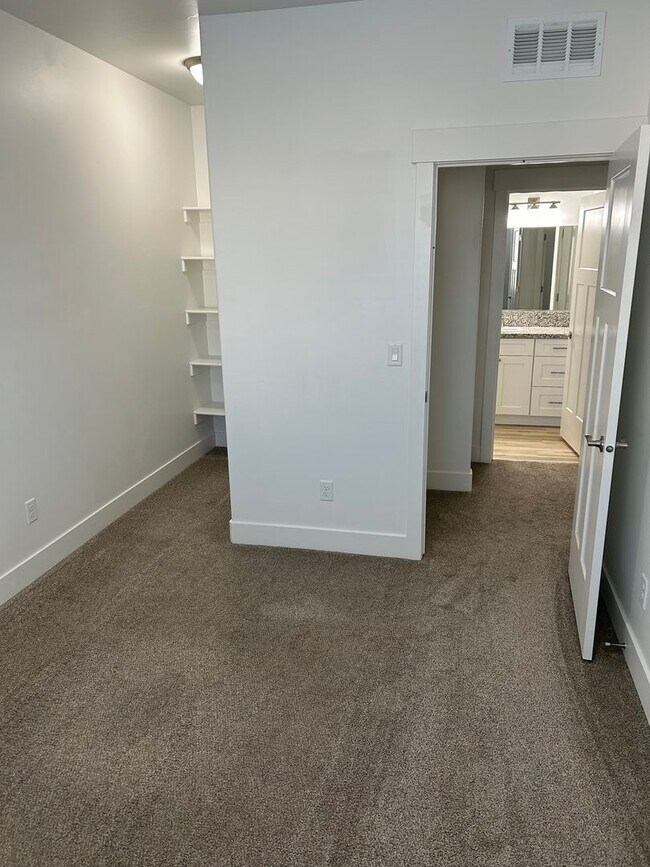 Building Photo - Old Farm Townhomes