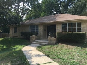 Building Photo - 205 N Garden Club Dr