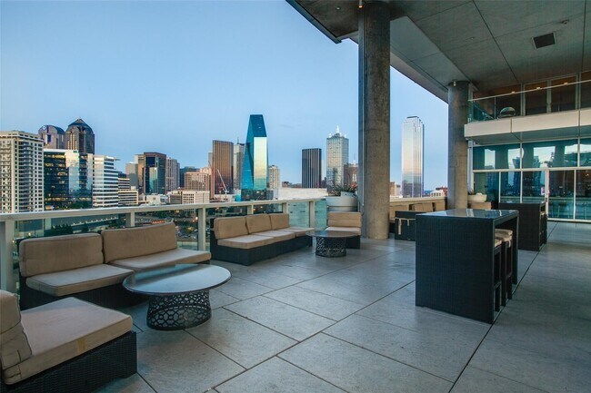 Foto del edificio - 2430 Victory Park Ln