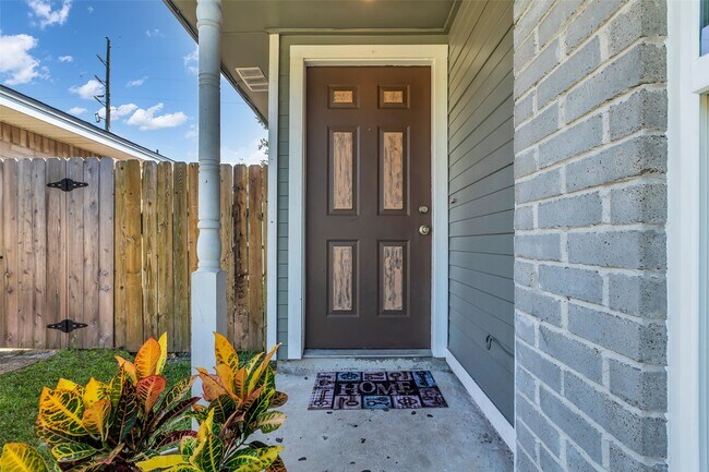 Foto del edificio - 7227 Greenyard Dr