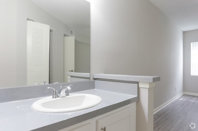 2 BR, 2 BA Renovación completa - Centro at Davie Apartments