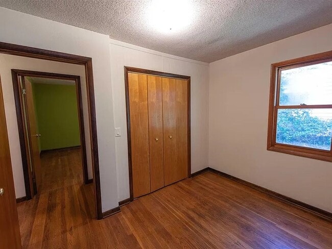 Building Photo - 2536 E 8th St