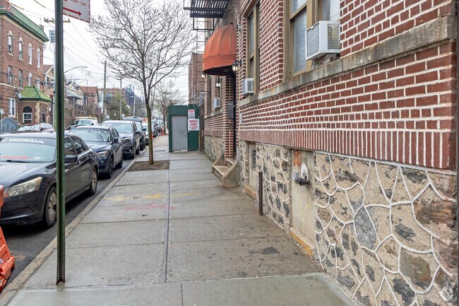 Pasarela - 724 E 216th