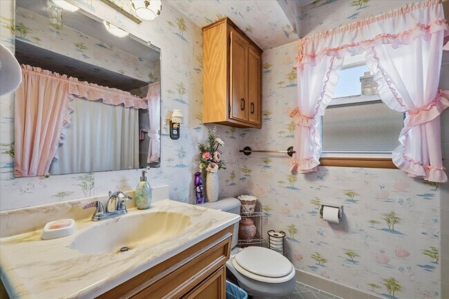 Baño superior - 4431 N 62nd St