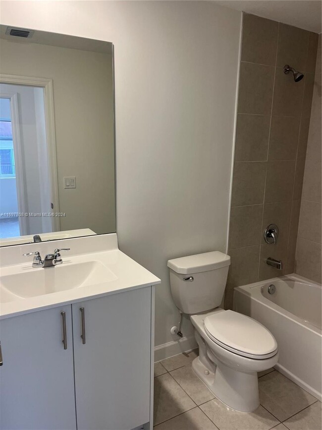 Foto del edificio - 3 bedroom in Pembroke Park FL 33023