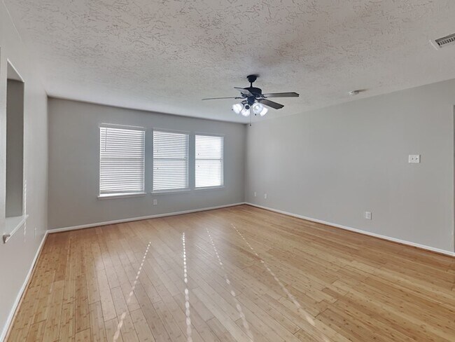 Building Photo - $750 Off Second Full Month rent if leased ...