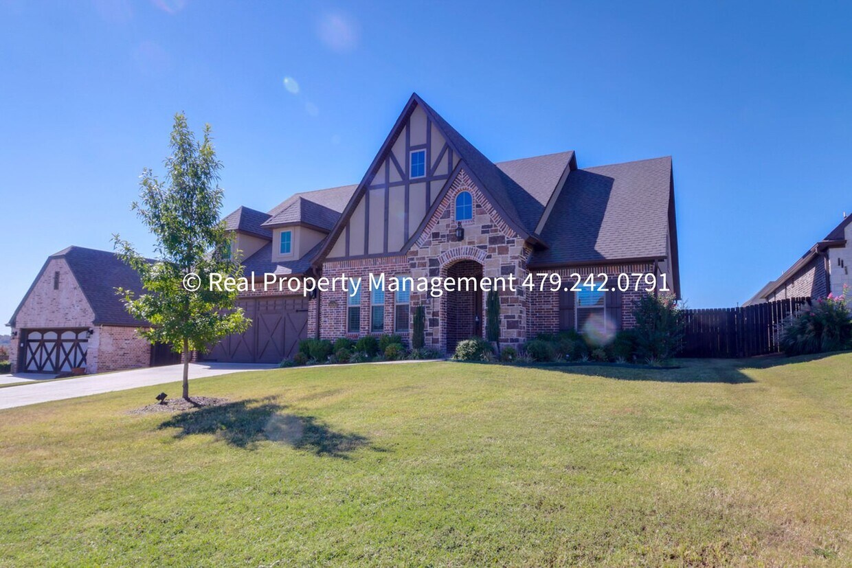 Primary Photo - Stunning 4 Bedroom/3 Bathroom Home near La...