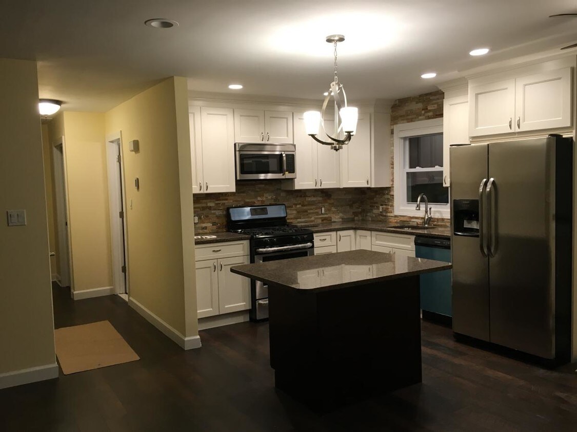 Foto principal - 335 Vancott Ave