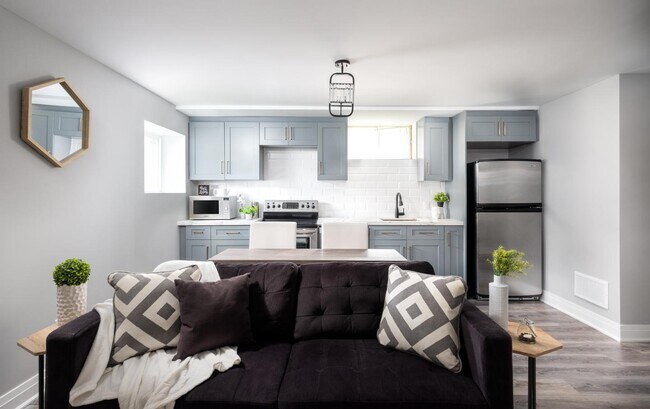Photo du bâtiment - Modern 2 Bedroom Basement Unit– All Utilities & Parking Included – $1,950/month