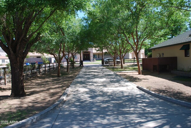 Foto del edificio - 1420 E Branham Ln