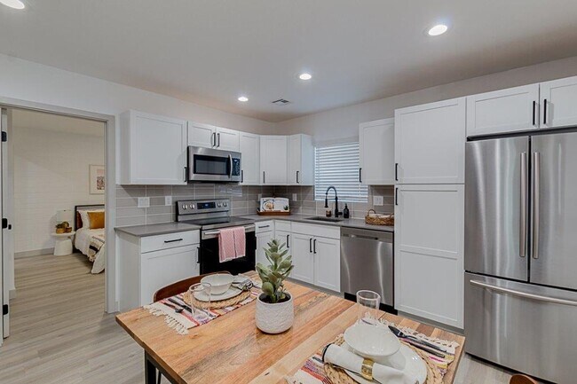 Building Photo - Luxury 2 Bed / 2 Bath Double Primary Apartment Near Old Town Scottsdale | Private Patio + 1 Month...