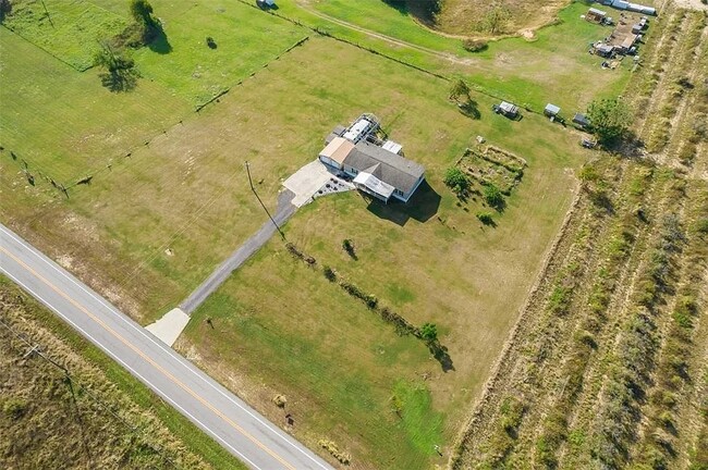 Building Photo - 401 Hatchineha Rd