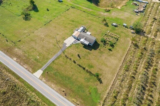 Foto del edificio - 401 Hatchineha Rd