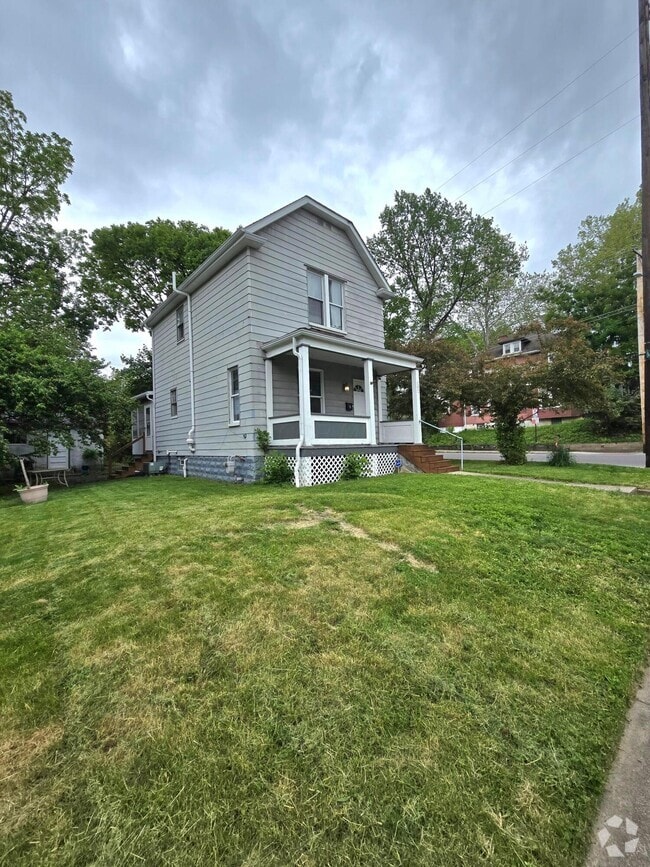 Building Photo - 102 W Blake Ave
