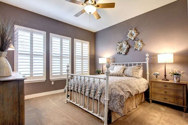 Building Photo - Spacious 3 BDR Townhome on Golf Course