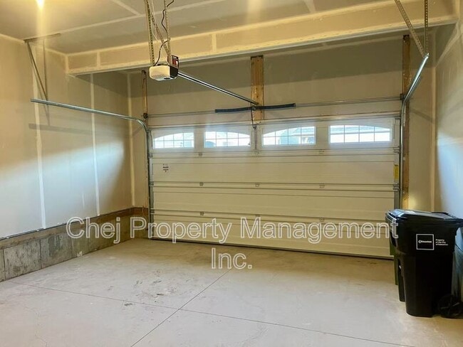 Photo du bâtiment - 2036-2208 208 Street NW