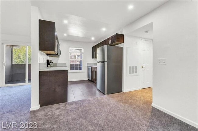 Building Photo - Stunning condo in Henderson!