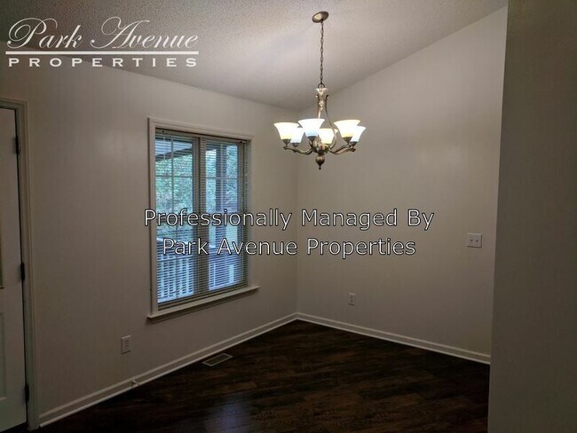 Foto del edificio - 5213 Moss Hill Dr