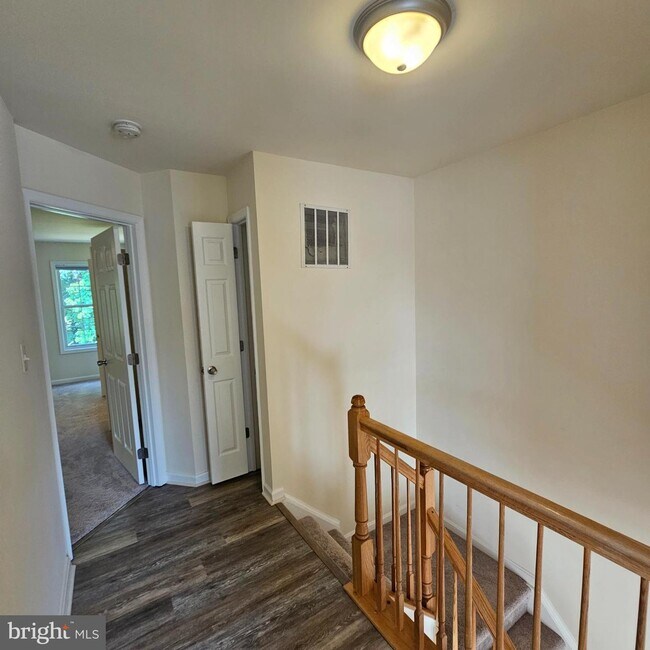 Building Photo - 61 Sire Way