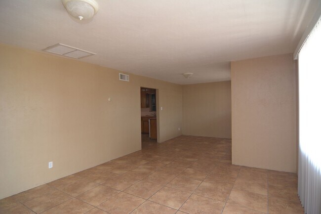 Building Photo - Charming 3 Bedroom 2 Bath Home! Central Tu...