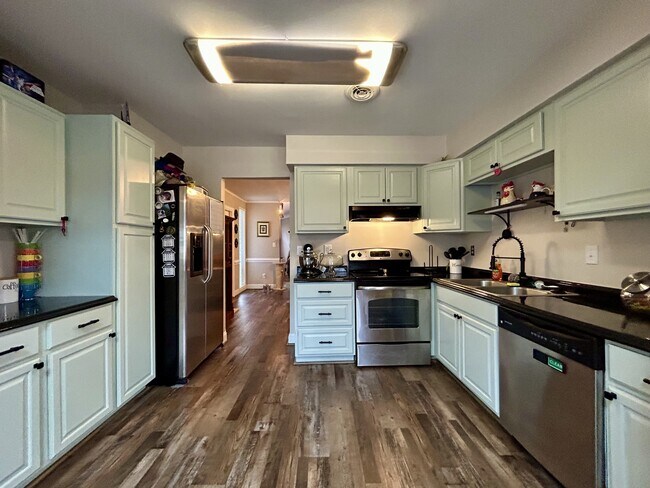 Building Photo - 3565 Dandelion Cres