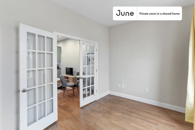 Building Photo - Private bedroom in 4 bed/1 bath Home