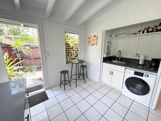 Building Photo - Ready for move in! 1 bedroom w/ parking in...