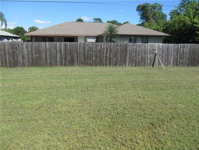 Building Photo - 901 SW Sultan Dr